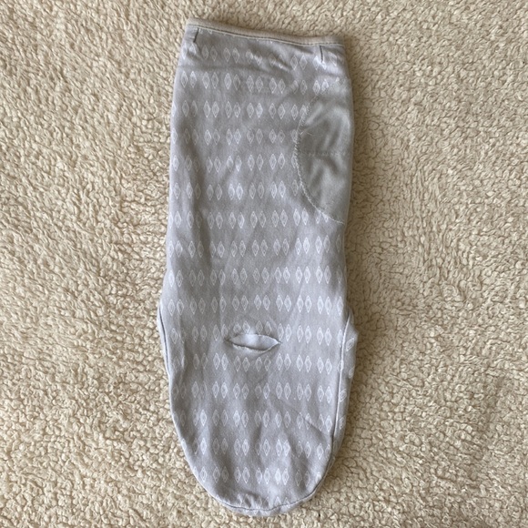 SwaddleMe Velcro Baby Swaddle (Gray/White) - Picture 4 of 15